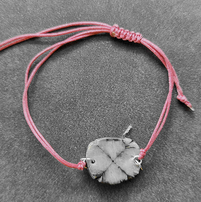 Pulsera con piedra de quiastolita natural de la suerte
