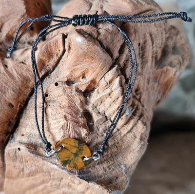 Pulsera macramé negra con Quiastolita de la suerte