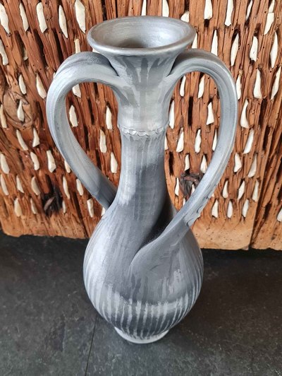 Jarra grande asas torcidas de 35 cm cerámica negra