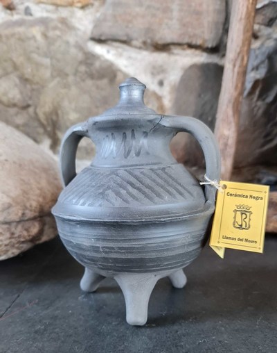 Pote pequeño cerámica negra de llamas del mouro