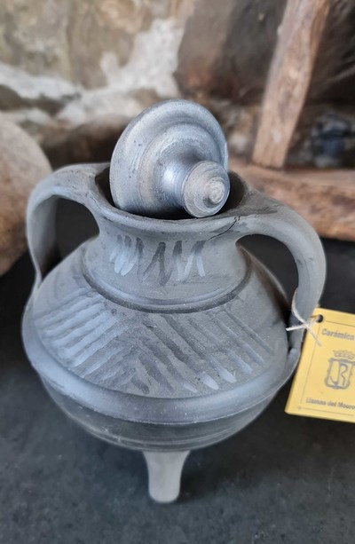 Pote pequeño cerámica negra de llamas del mouro