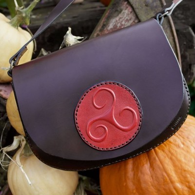 Bolso marrón con Trisquel rojo.
