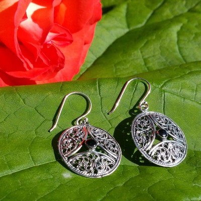 Pendientes clásicos ""F""  plata y azabache.