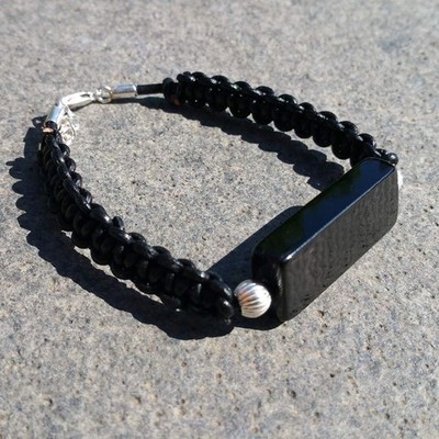 Pulsera de azabache y cuero ""C""