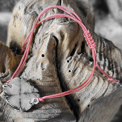 Pulsera macramé rosa con piedra de quiastolita gris