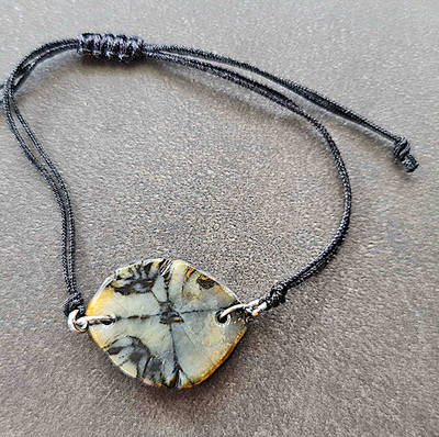 Pulsera macramé negro 2 con Quiastolita de la suerte