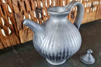 Tetera grande de cerámica negra
