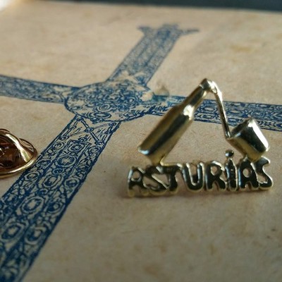 Pin Asturias latón pulido