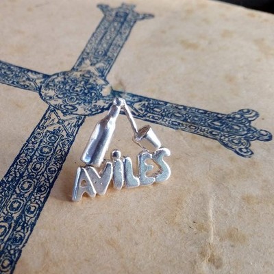 Pin Avilés plata