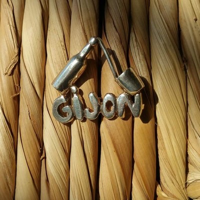 Pin Gijón sidra Plata