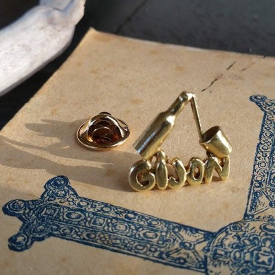 Pin Gijón, latón pulido