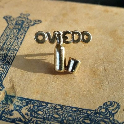 Pin Oviedo, latón pulido.
