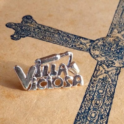 Pin Villaviciosa plata.