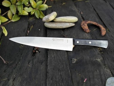 Cuchillo profesional grande, en punta.