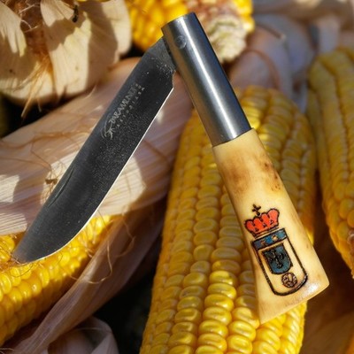 Navaja de Taramundi con el escudo del Oviedo.