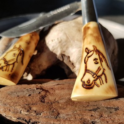 Navaja de taramundi de boj pirograbado, caballo.