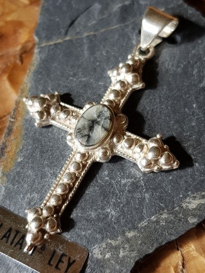 Colgante, Cruz de plata con piedra quiastolita. CR2A