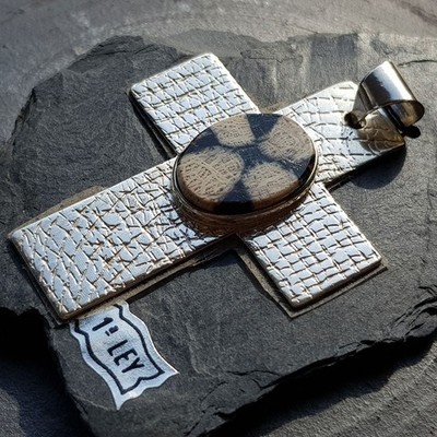 Cruz de plata gruesa con quiastolita CR1A