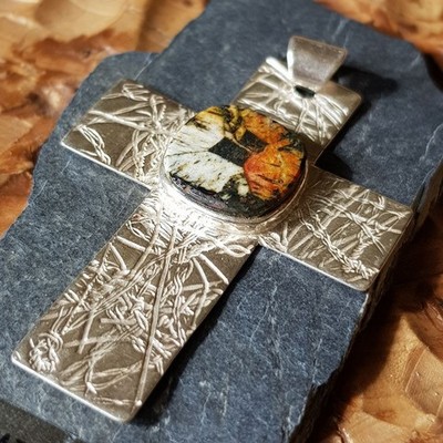 Cruz de plata gruesa con quiastolita CR1B
