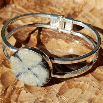 Pulsera metal plateada con Quiastolita P1