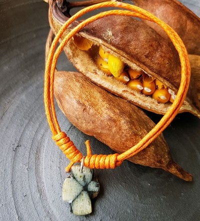 Pulsera quiastolita, aro plata cuerda naranja.