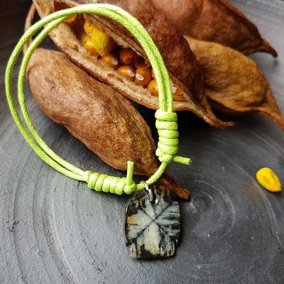 Pulsera quiastolita, aro plata y cuerda verde.
