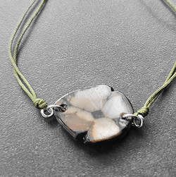 Pulsera macramé verde 1 con Quiastolita de la suerte