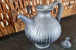 Tetera grande de cerámica negra