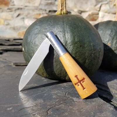 Navaja de ferrero, mango de cerezo y Cruz de la Victoria